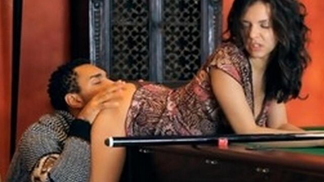 A black man licked a Russian pussy efficiently on a billiard table