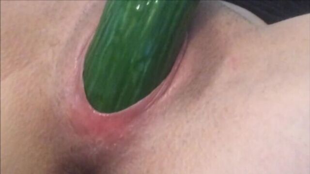 Masturbates a wet pussy with a cucumber (Amateur, Wet pussy, Masturbation, Close-up, Masturbation, Amateur, Homemade)