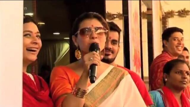 Kajol showed the middle finger to the journalist