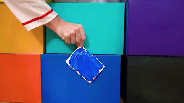 Max and Katya play colors
