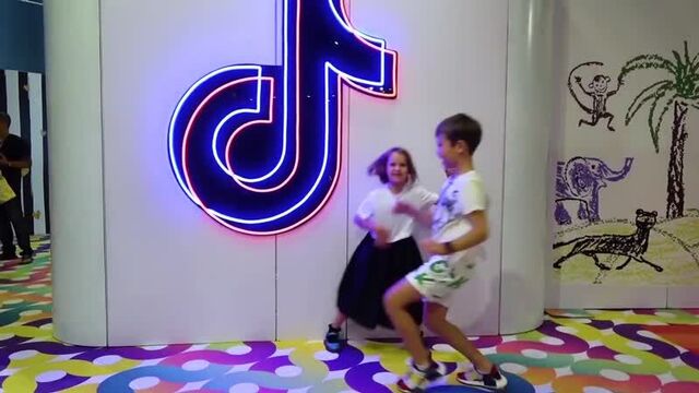 Katya and Max and their adventures in the museum