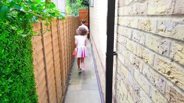 Max and Katya play with Hello Neighbor