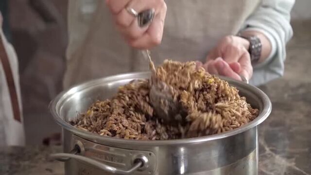 [Everything is like animals] Feed the horse: preparing a horse’s breakfast // VKUZ of life #3