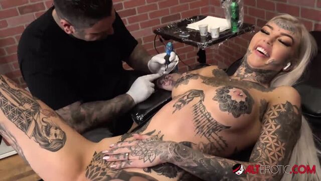 PORN A fucking whore gets a tattoo and an orgasm at the same time