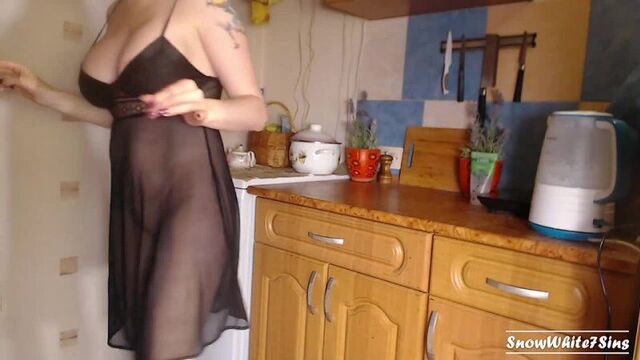 The pussy-licking pizza delivery guy came to his senses and inserted it into the pussy [in the mouth, doggy style, with conversations, porn, sucking, fucking, in the kitchen, licking, cumming]