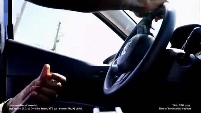 Jerking off in the car, the whore walked by and helped the guy cum.