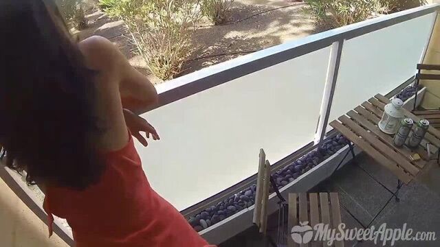 Drunk sex happens on the balcony during vacation, and vulgar people have fun
