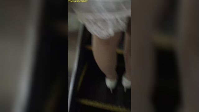 Chinese sex maniac cums on the ass of Asian women (public porn cum cum on skirt pants panties in the subway bus pervert)