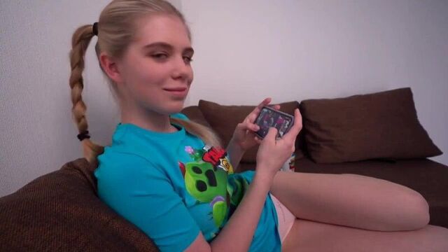 I distracted my sister from playing Brawl Stars and put her on her knees, and then fucked her