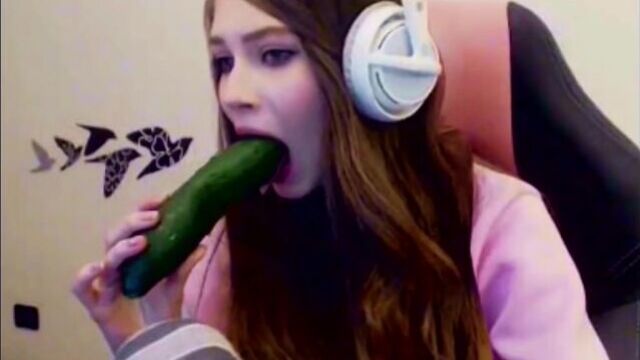 STREAMER KARINA SUCKING DICK 18+