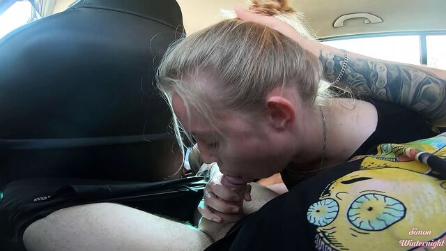 Risky blowjob in the car during a taxi ride
