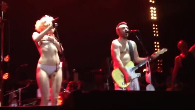 Alisa Vox without labouens and without pants and underpants, she is the main exhibit of debauchery