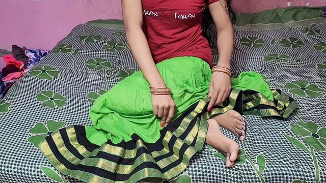 Ghagra pahankar apane hi ghar me apne yaar se chudai ki
