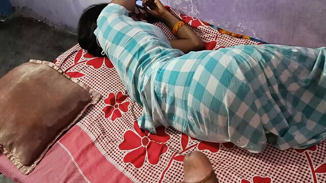 20 year old Indian desi bhabhi fucked hard by boyfriend, she cheats on her husband