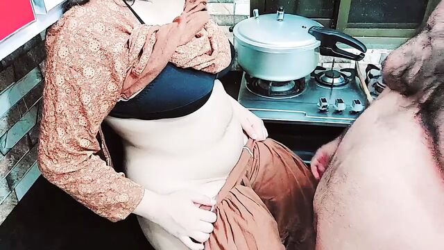Desi housewife fucked rough in kitchen while she cooks with hindi audio