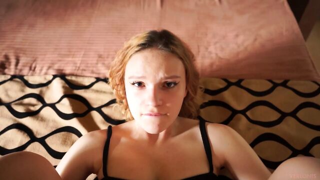Fucking a young model after a photo shoot to make her feel an orgasm