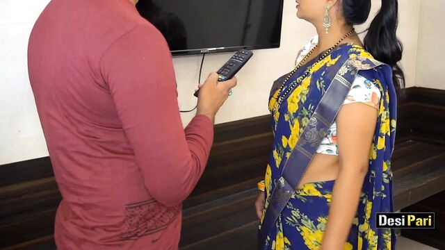 Desi pari bhabhi seduces TV mechanic for sex with transparent hindi audio