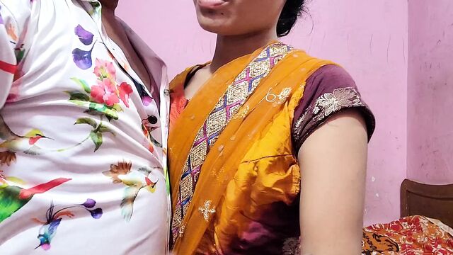 Desi maid Ghar ka safhai kar rahi thabhi usaka Malik ake bola phale muze chodana hai baad me safhai kar lena