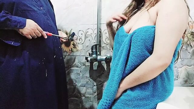 Indian wife gets fucked by plumber with pure hindi audio - very hot XXX