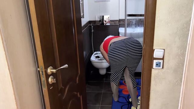 Upskirt of an old woman - anal sex
