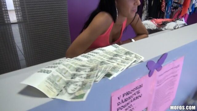 Pick-up artist fucked a beautiful saleswoman in a lingerie store