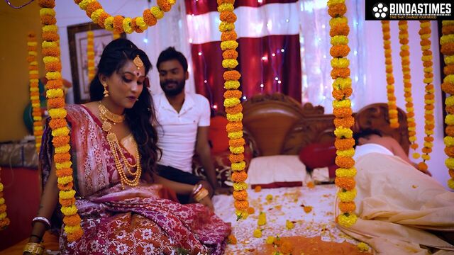 DESI DULHAN KI PAHALI SUHAGRAAT PATI KO SULAKAR APNE BOYFRIEND KE SATH KIA CHODON CHUDAI (HINDI AUDIO)