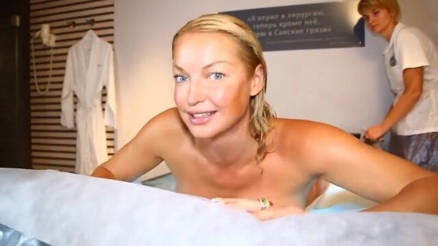 Naked Volochkova frolics in the mud of Yalta 18+