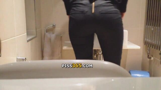 Hunting for sister in the toilet (hidden camera) | PISS365.COM
