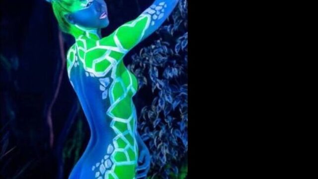 Body painting on the bodies of beautiful girls (18+)