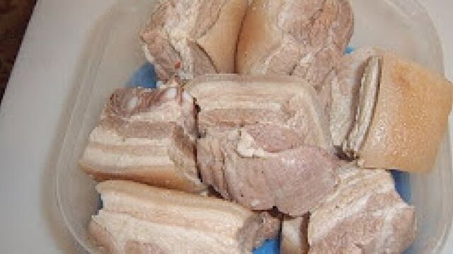 Boiled Lard Pyatiminutka (Ukrainian cuisine). Boiled Five-Minute Salo (Bacon) (Ukrainian cuisine).