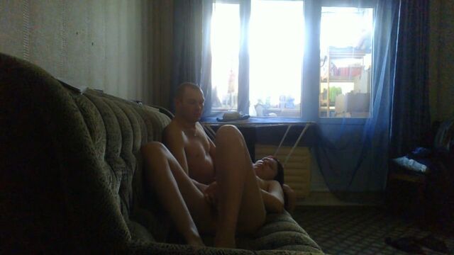 Amateur fuck on the couch