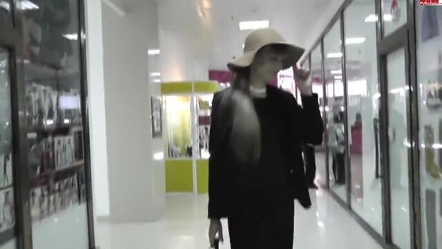 Girl_in_hat_cam_on_face_in_shopping_center_PornPirate_2870