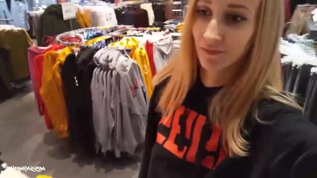 Slender sexy girl showed herself in the fitting room porn