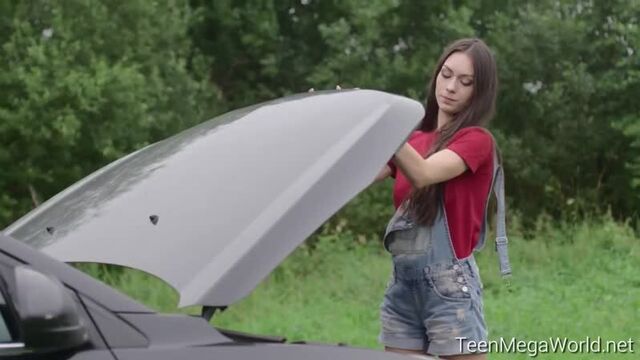 Tourist fucked Russian beauty near a broken car