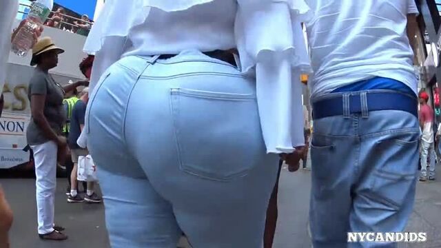 Juicy ass in jeans traverses New York | PAWG _ vk.com/pawgw