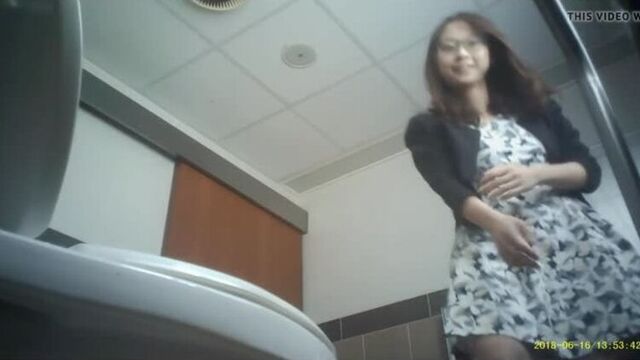 cutting of cute little eyes in the college toilet (Hidden camera in the toilet, voyeurism, HZ, WC, Hidden zone, spy cam, hidden cam, Voyeur)